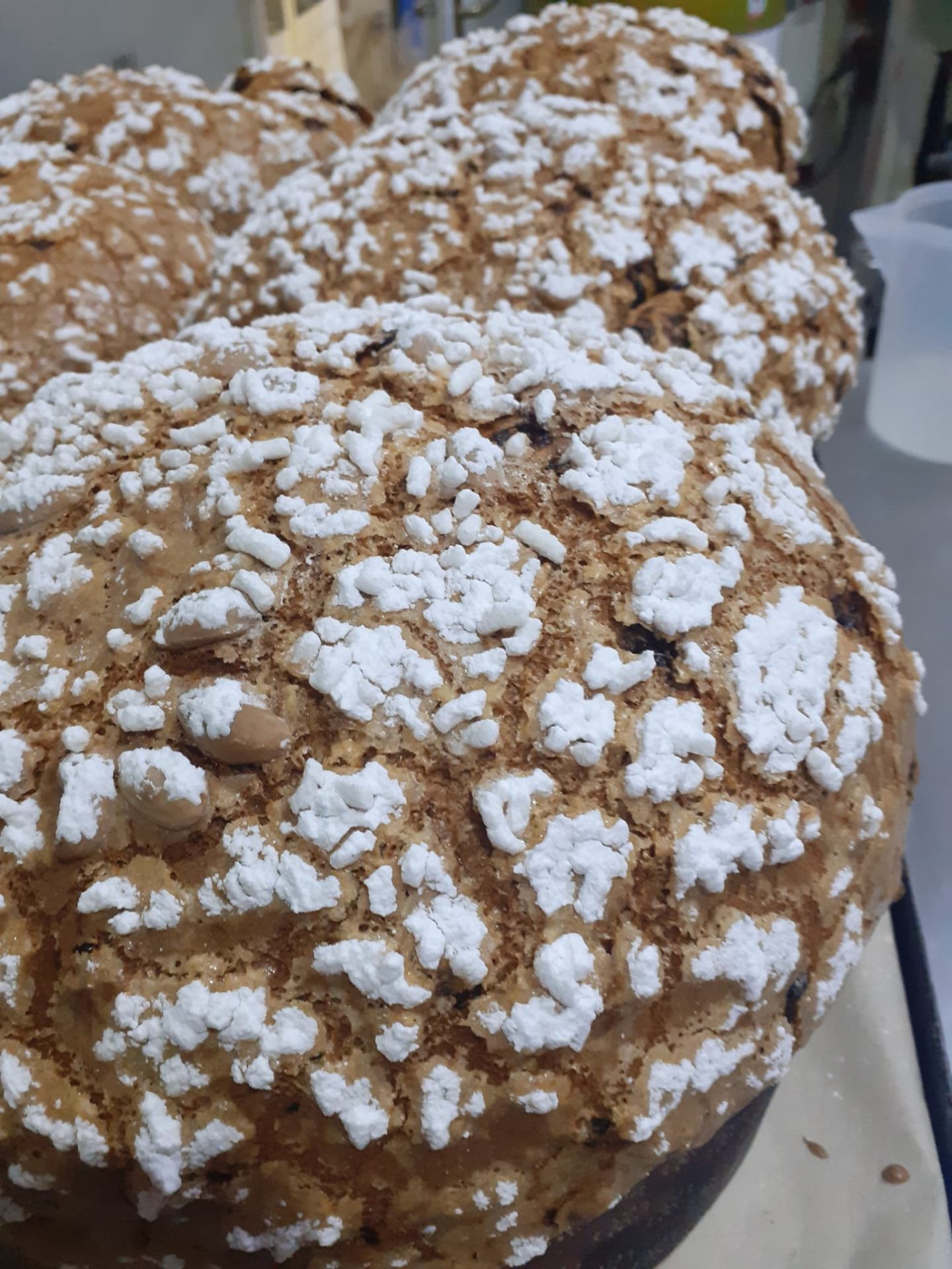 Buccellato siciliano con zucchero a velo e mandorle