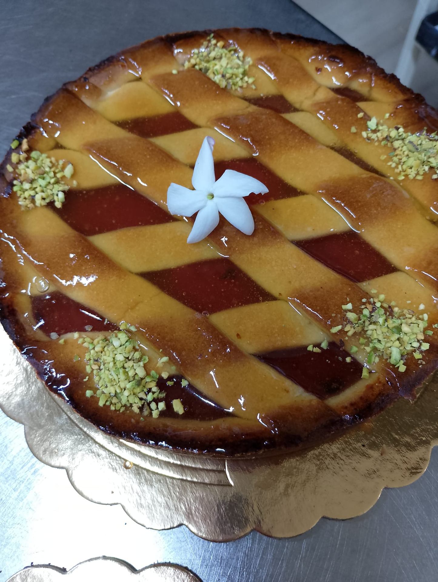 Crostata di ricotta con marmellata e granella di pistacchio